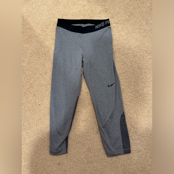 Nike Pro Capri Leggings - Picture 2 of 2